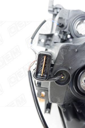 Фара правая галоге�новая Mitsubishi Outlander 2 XL 2007-2009 oem0010fr O.E.M.