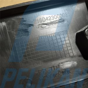 Боковая пластина левого заднего крыла (PP/Широкий кузов/С маркировкой) AZ16D423000031, фирма SITRAK az16d423000031 Pelikan
